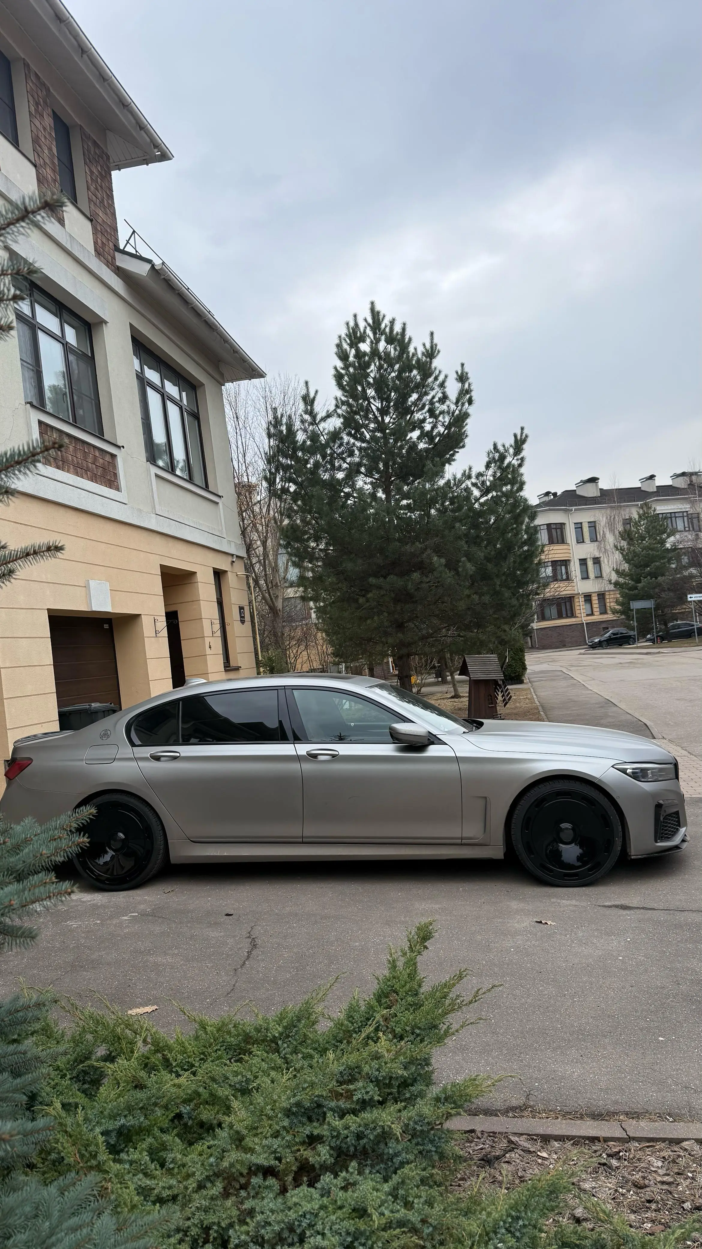 BMW 7 Series G12 на 22" кованых дисках нашего производства.  фото 2